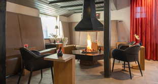 Lounge met open haard van Fletcher Hotel-Restaurant De Broeierd-Enschede